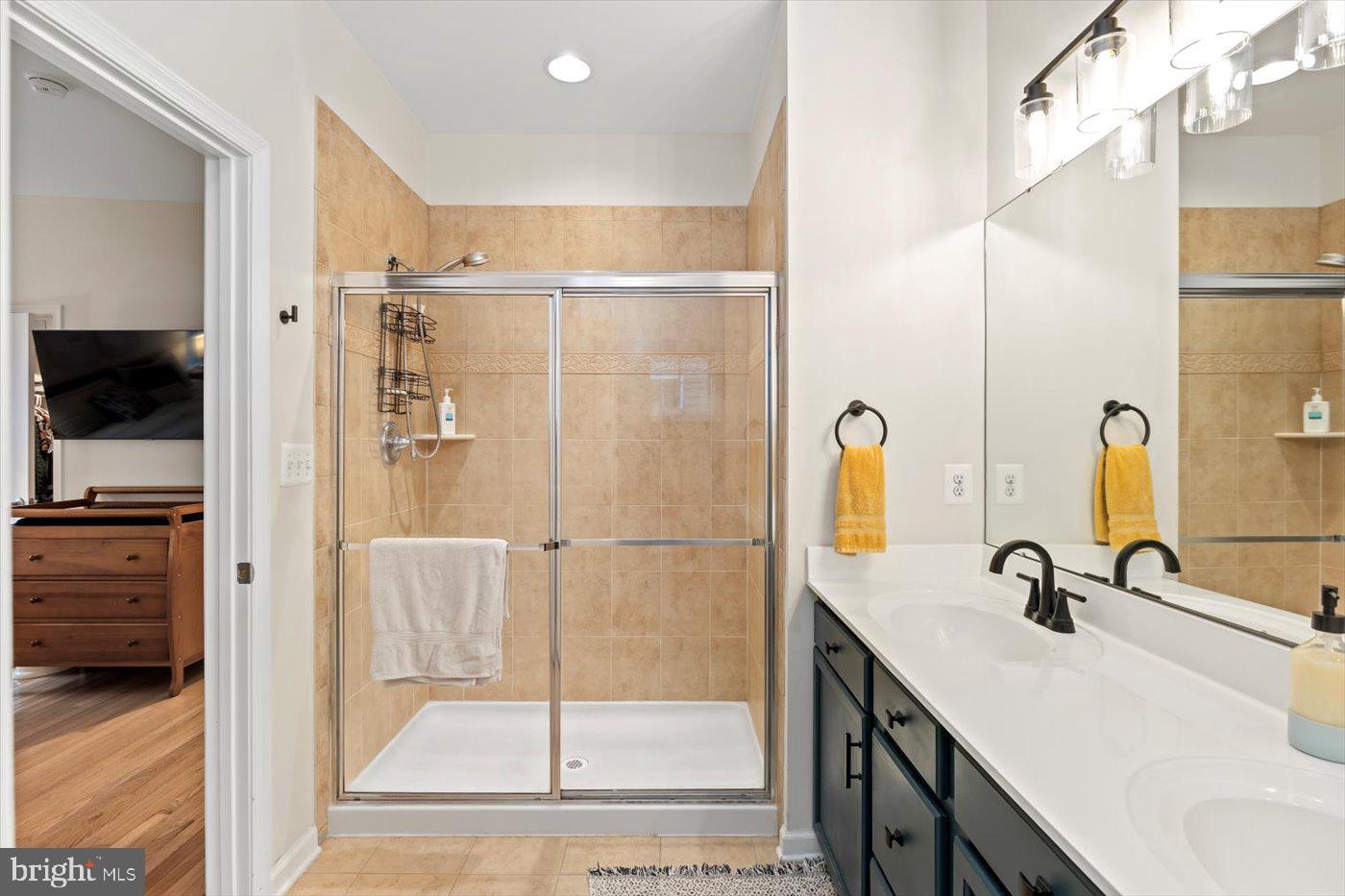 THREE FLAGS - Residential