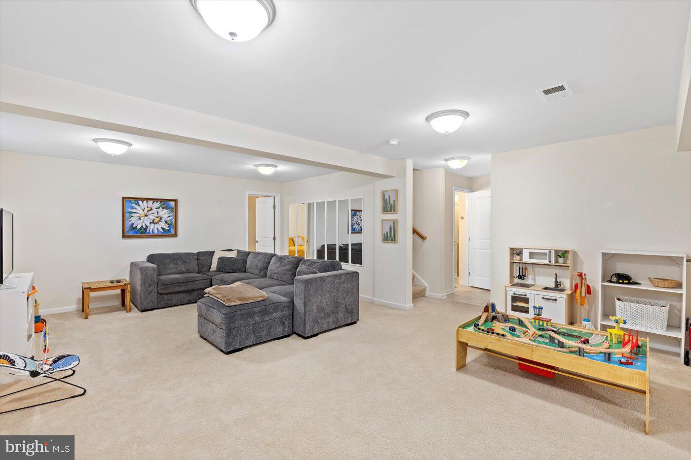 THREE FLAGS - Residential