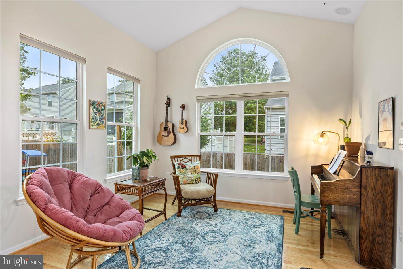 THREE FLAGS - Residential