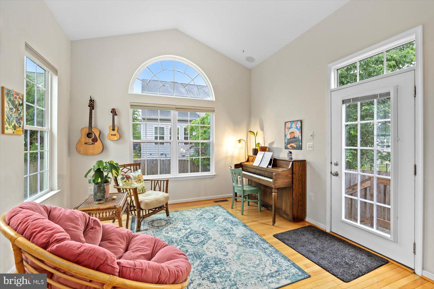 THREE FLAGS - Residential