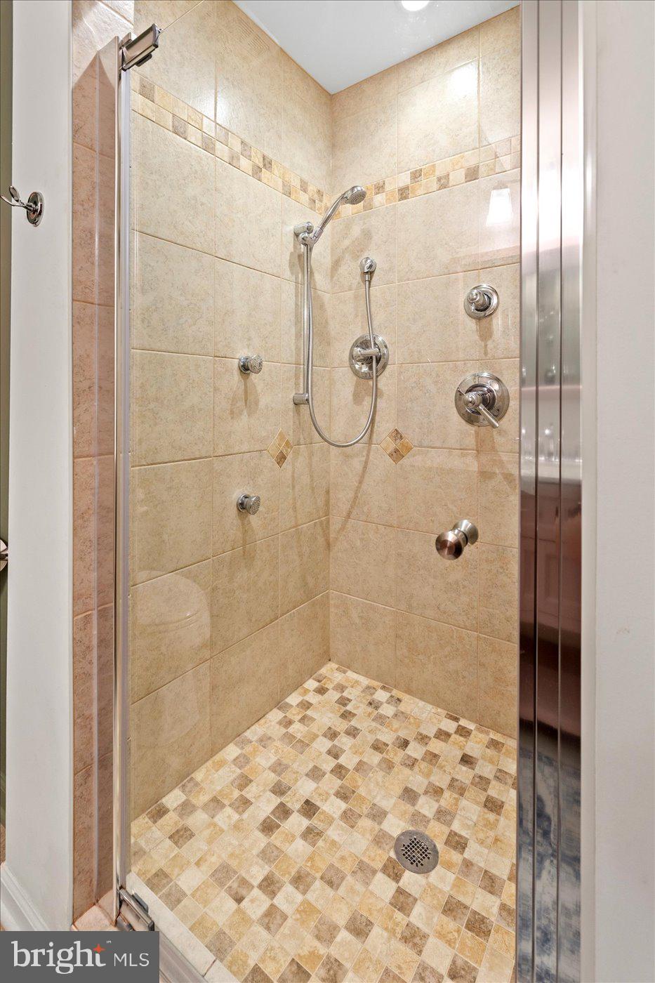 THREE FLAGS - Residential