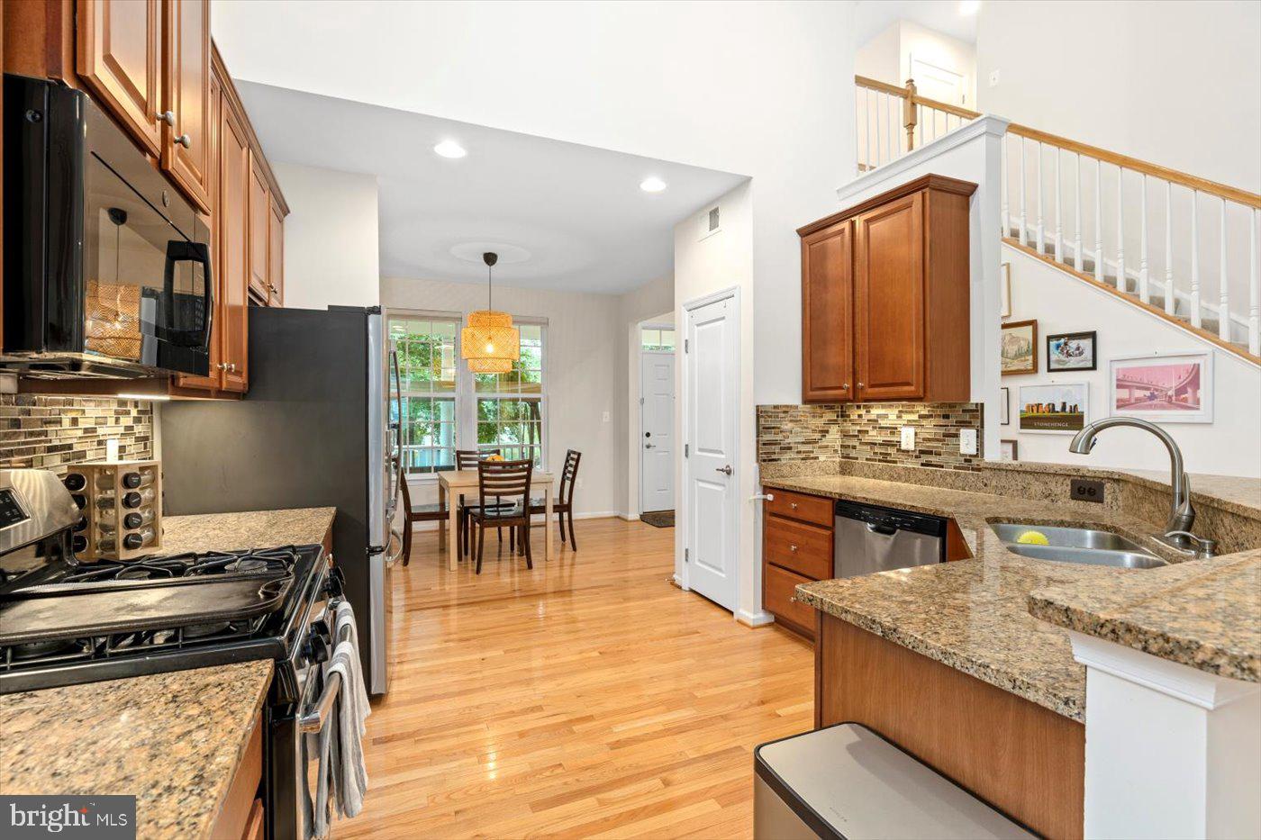 THREE FLAGS - Residential