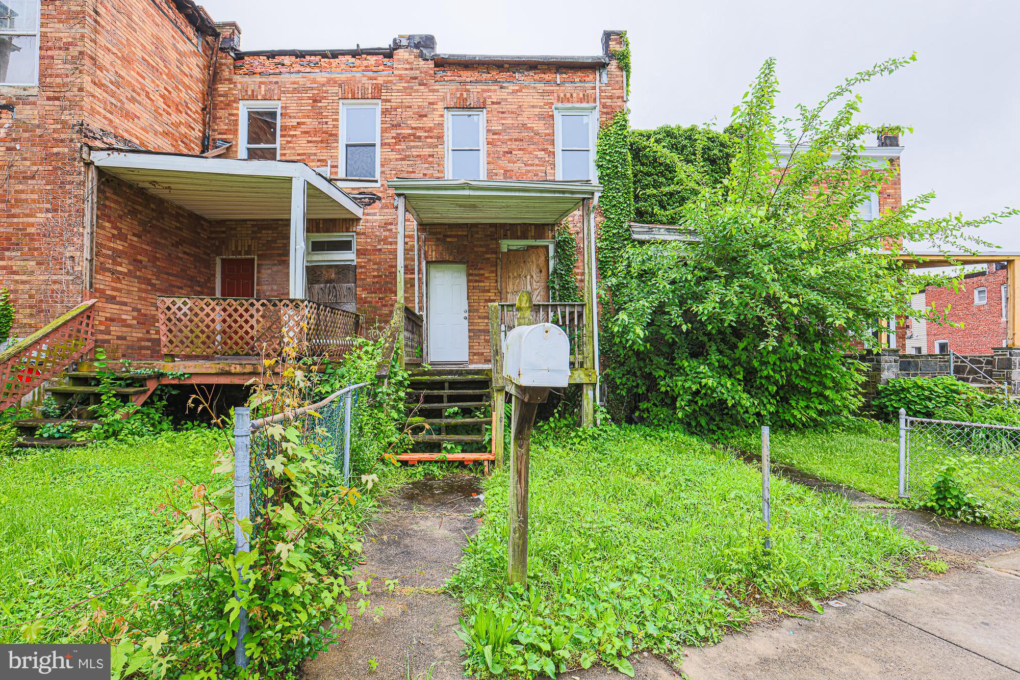 INVESTOR ALERT! PRICE REDUCTION! Excellent investment property that you can't go wrong adding to your investment portfolio! Check out the rehabbed comps on this one for $200k+ in this revitalized, convenient location. This one has a blank open canvass ready for your amazing design & renovations, including a new rubber roof. Get ready to flip this property for a great return, or to make it your cozy home. Make offer!