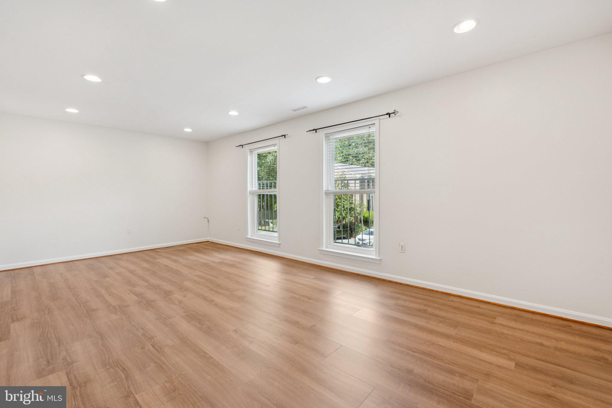 FAIRFAX PLAZA TOWNHOUSES - Residential Lease