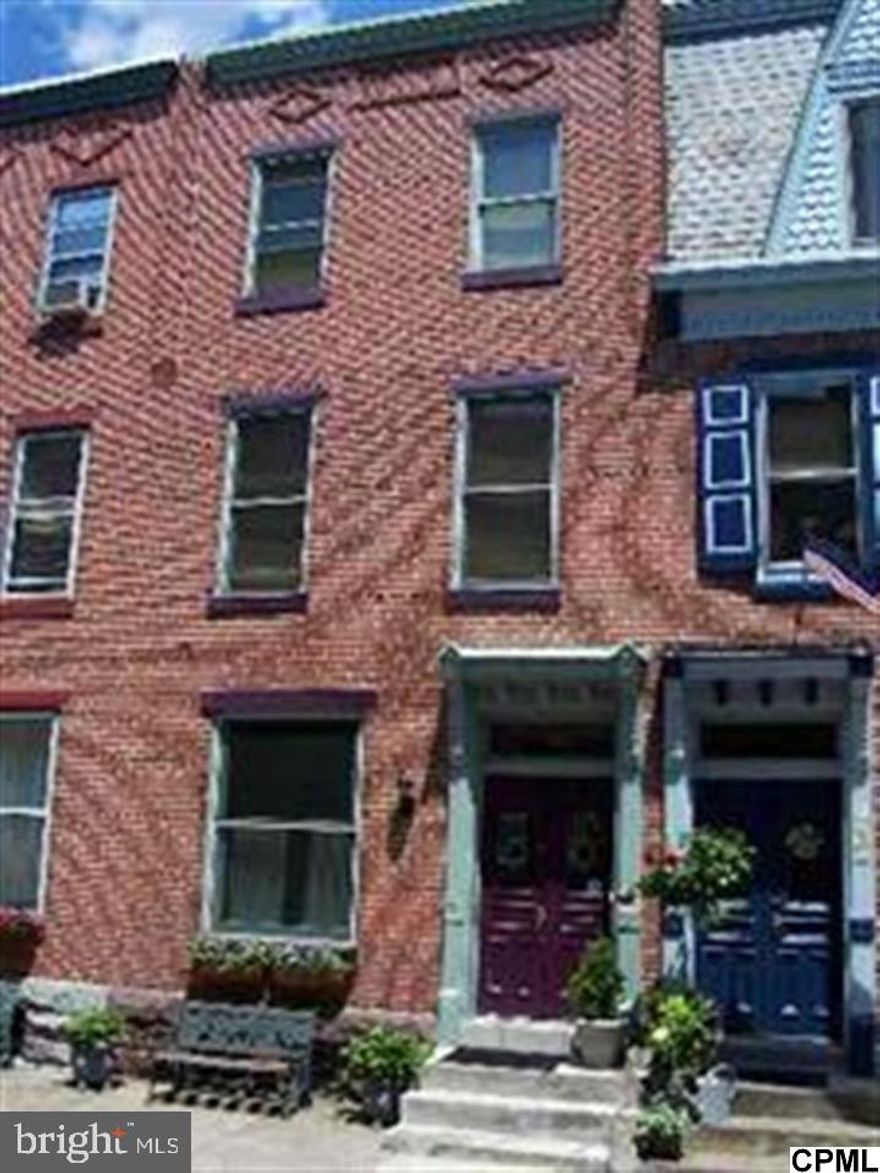 Come see this open floor planned townhouse in Harrisburg. Located close to local shops and transportation. You'll be pleased with the updated interior of this home. The private backyard is a great space for entertaining.