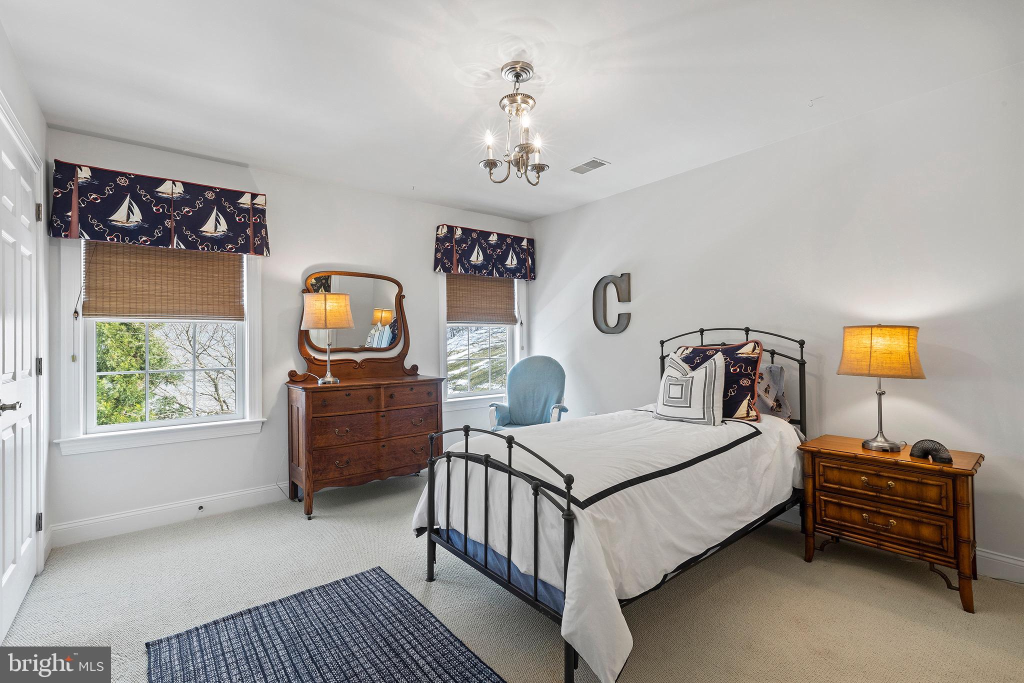 KNOBB HILL - Residential
