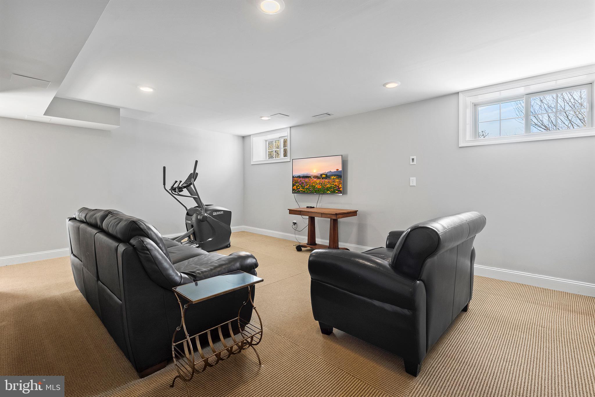 KNOBB HILL - Residential