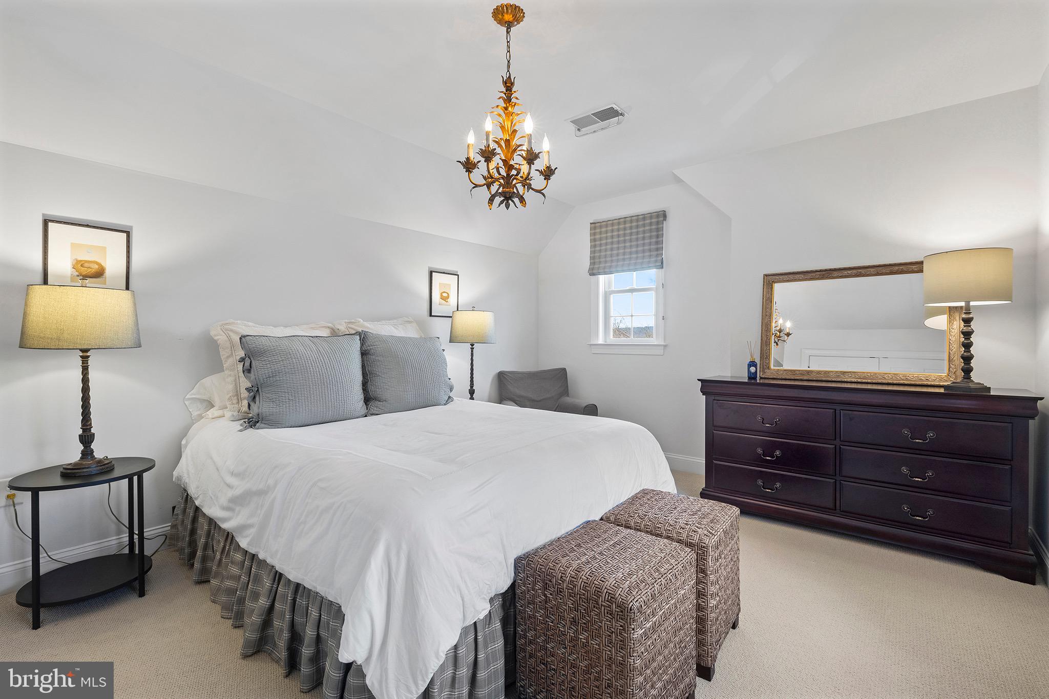 KNOBB HILL - Residential