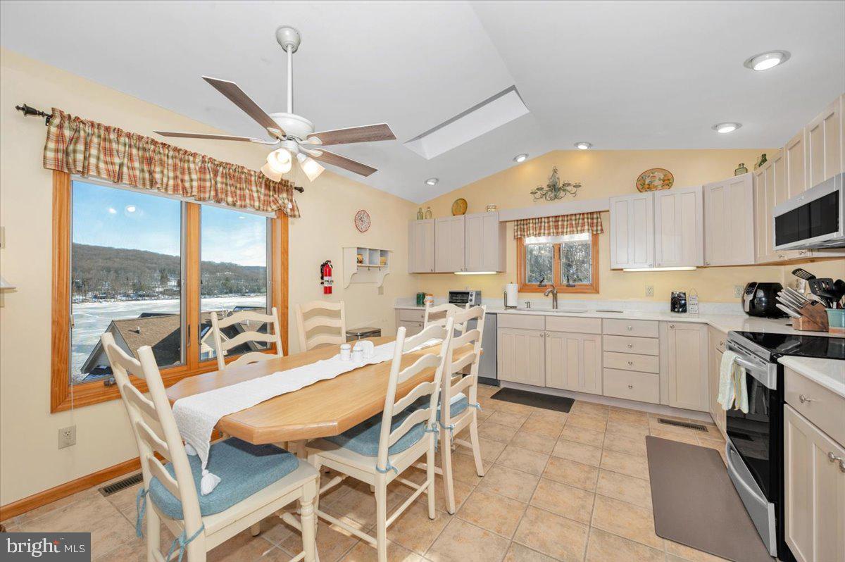 TRADERS LANDING - Residential