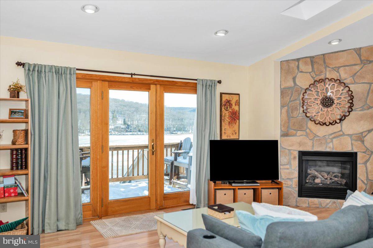 TRADERS LANDING - Residential