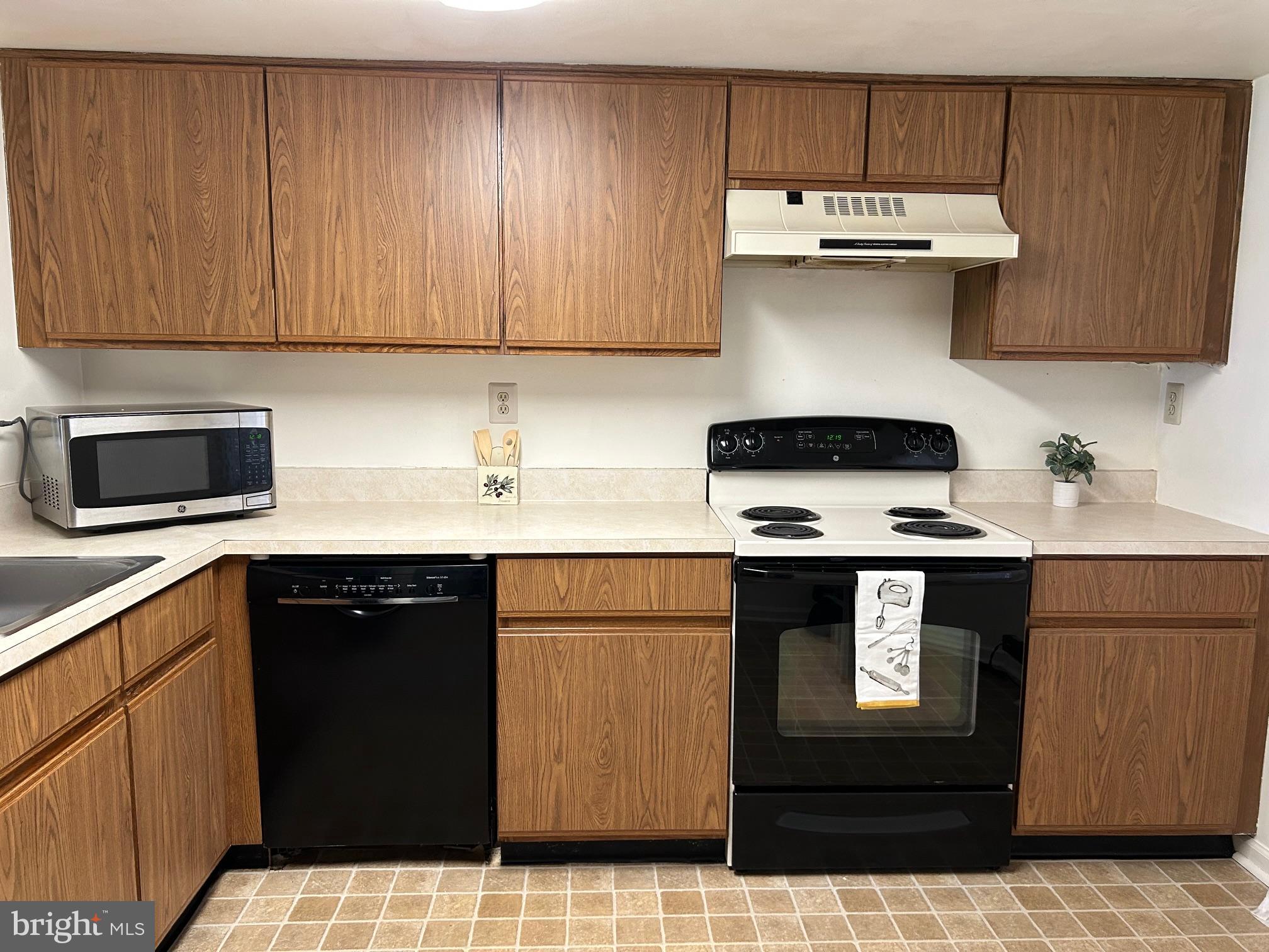 VILLAGE SHIRES - Residential Lease