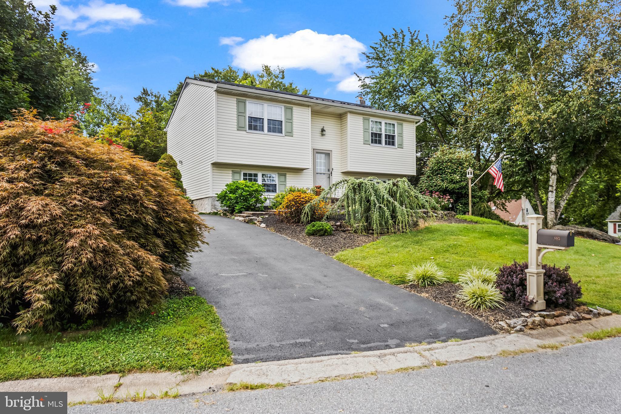 885 HILLTOP DRIVE