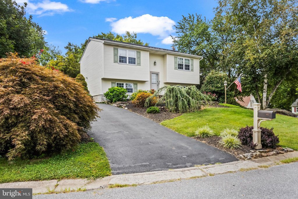 Photo of 885 Hilltop Drive, MOUNT JOY, PA 17552 (MLS # PALA2074686)