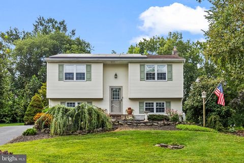 Photo of 885 Hilltop Drive, MOUNT JOY, PA 17552 (MLS # PALA2074686)