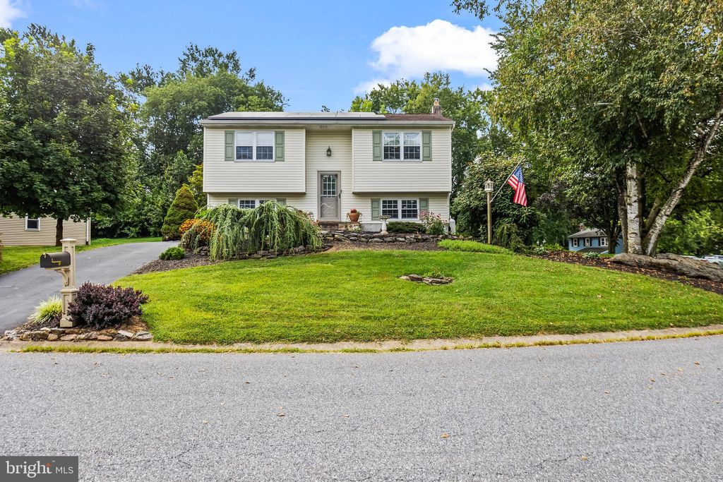 Photo of 885 Hilltop Drive, MOUNT JOY, PA 17552 (MLS # PALA2074686)