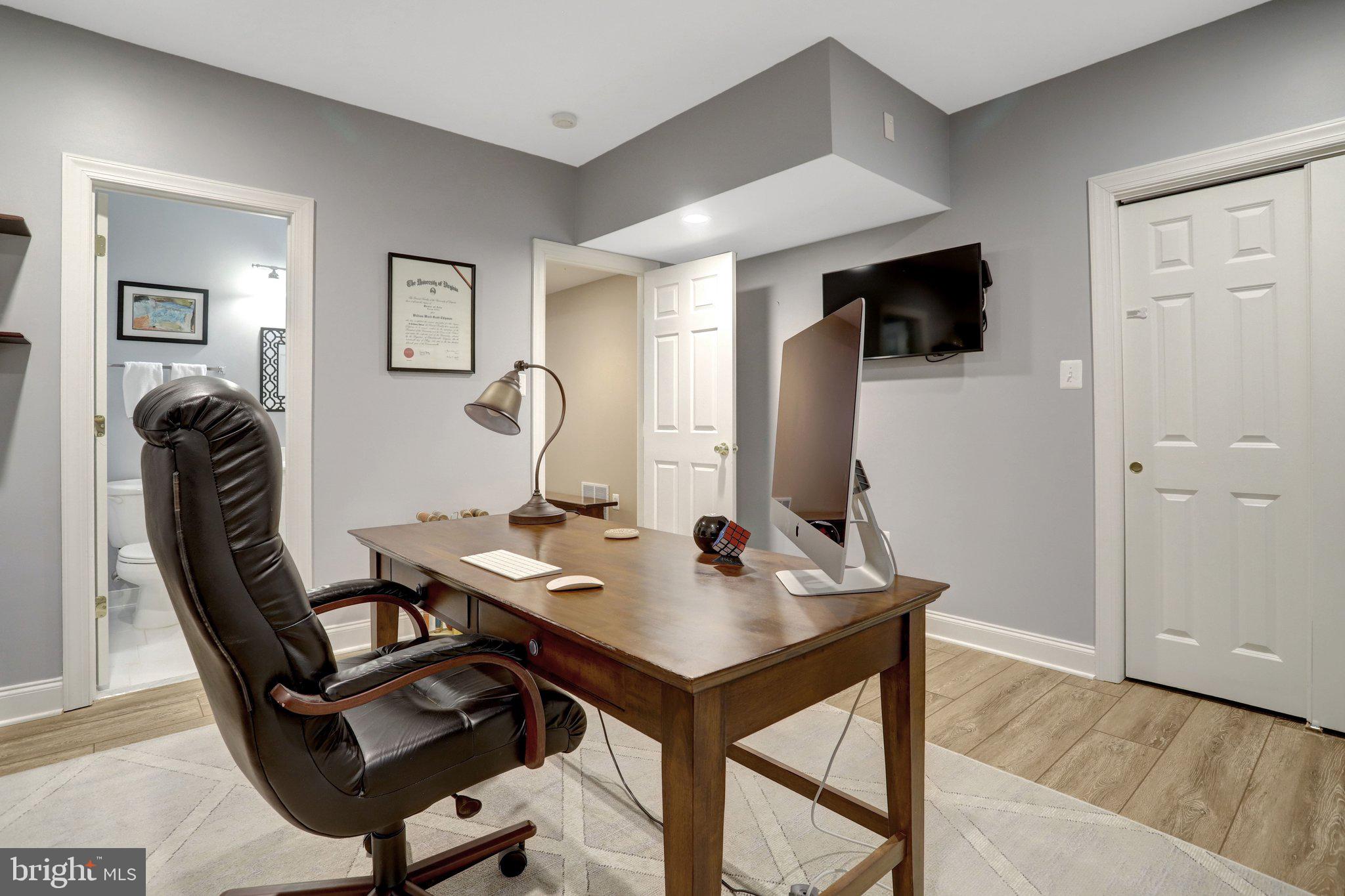 COUNTRY CLUB MANOR - Residential