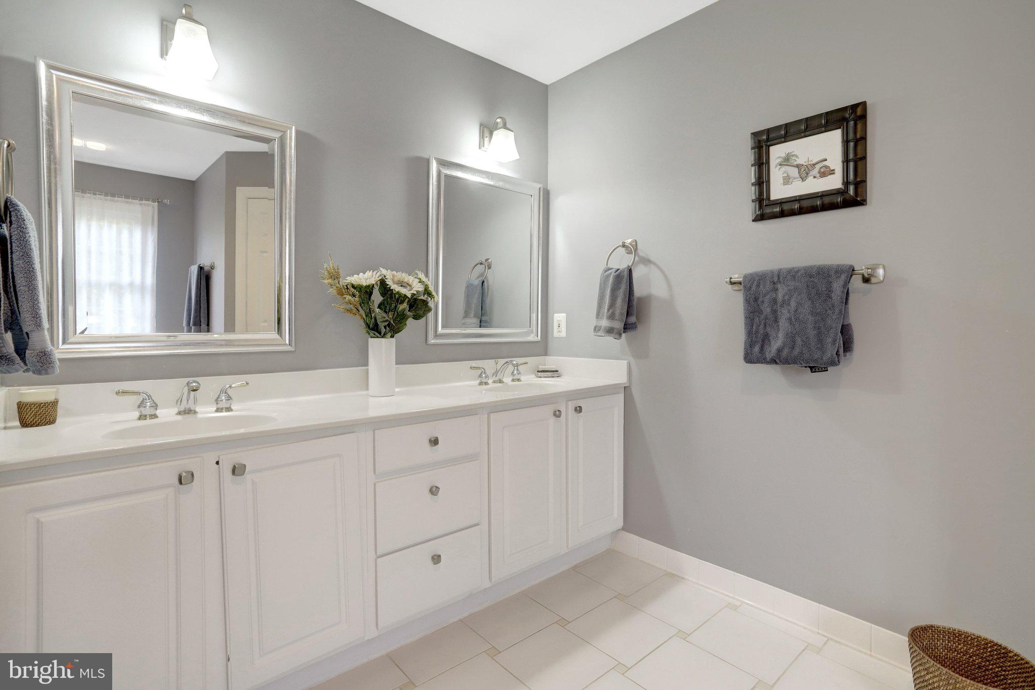 COUNTRY CLUB MANOR - Residential