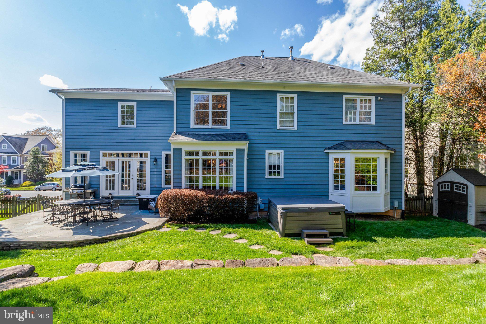 COUNTRY CLUB MANOR - Residential