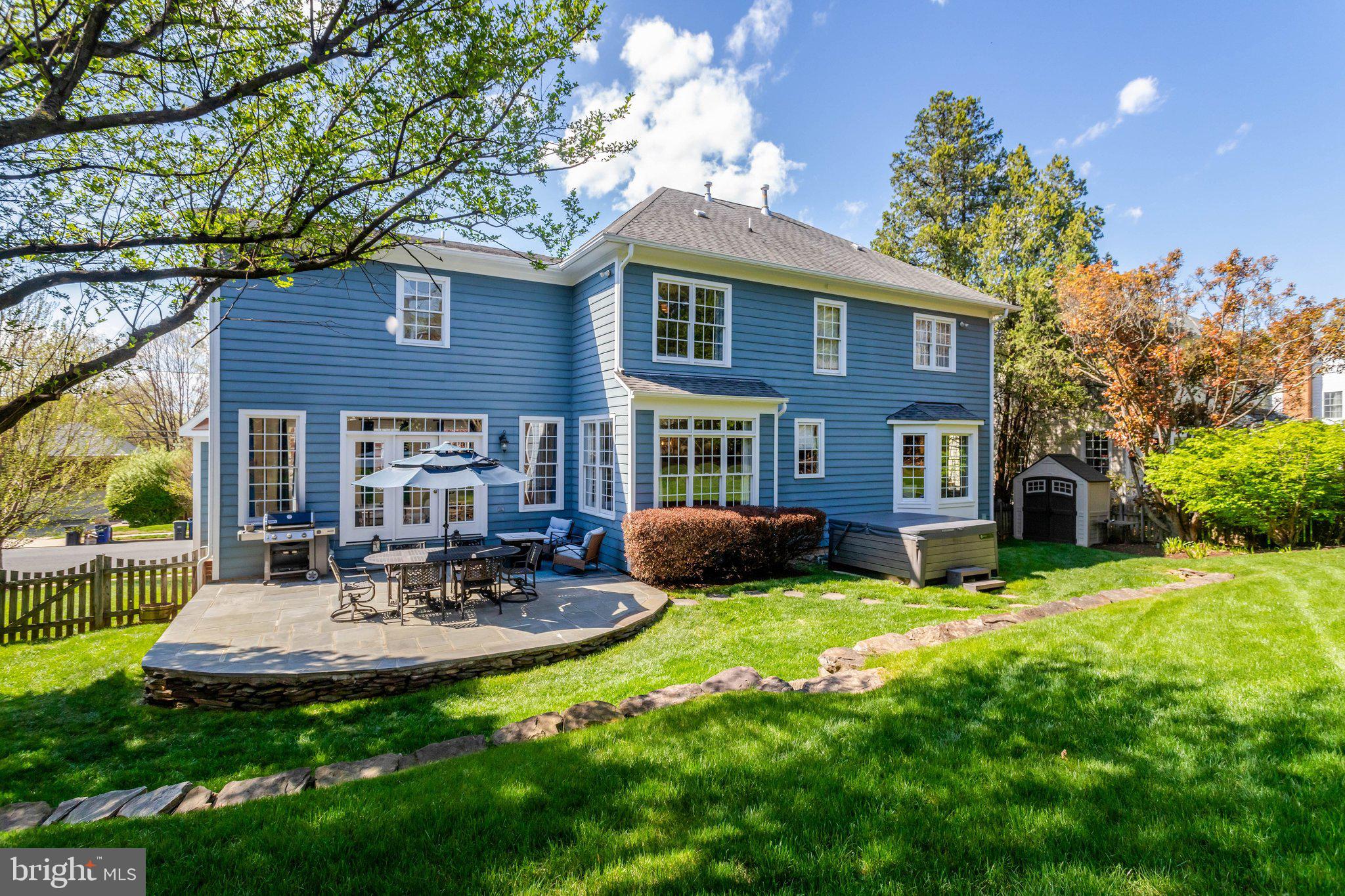 COUNTRY CLUB MANOR - Residential