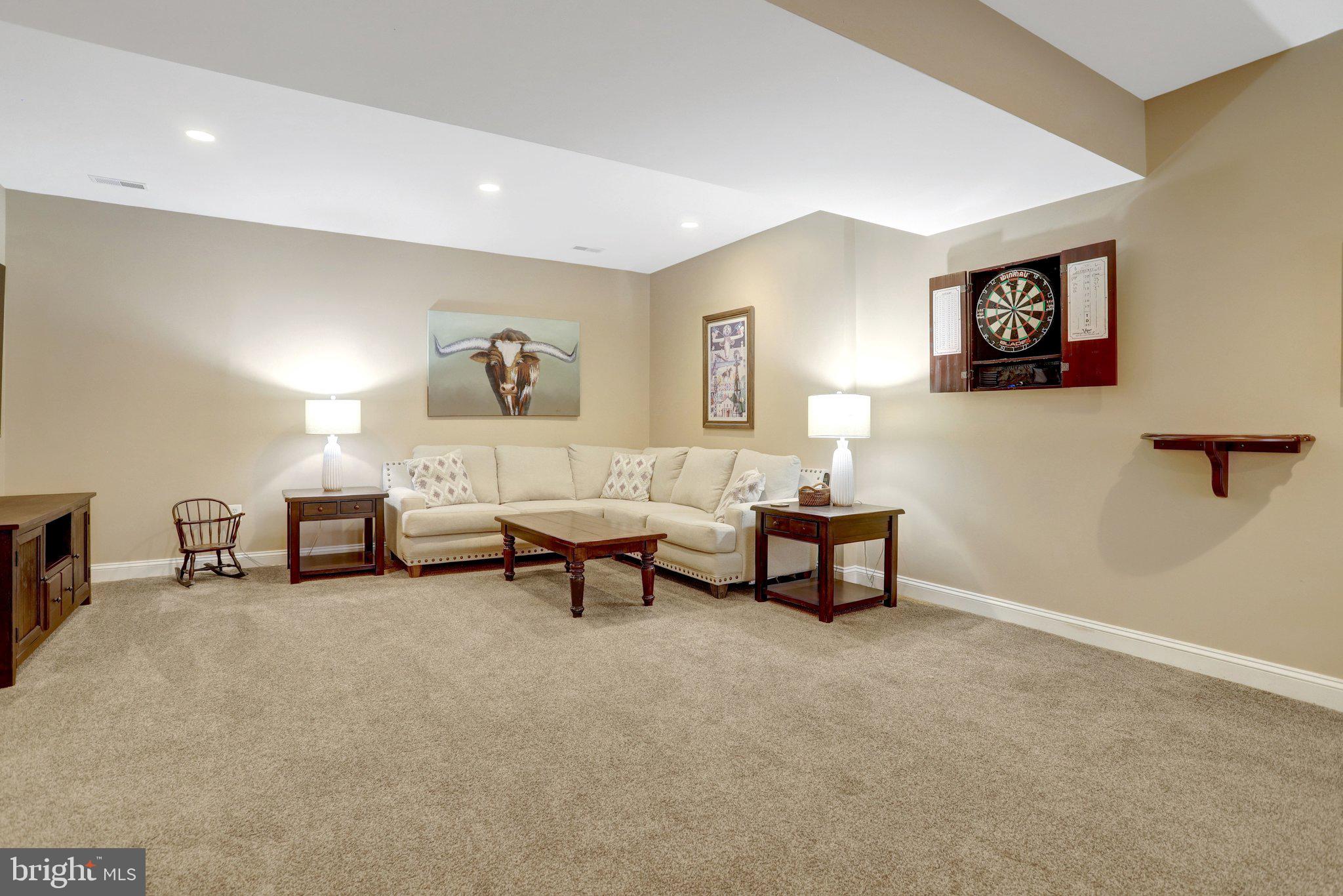 COUNTRY CLUB MANOR - Residential