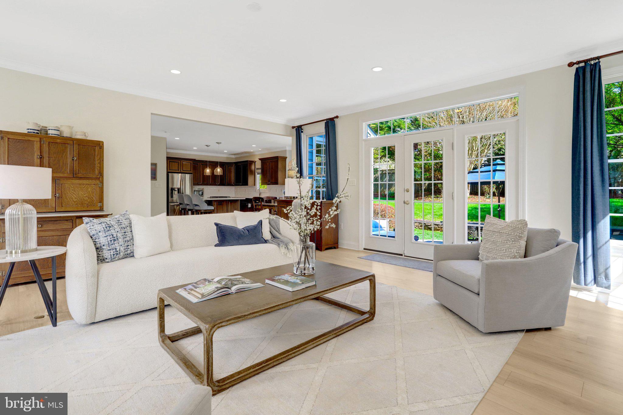 COUNTRY CLUB MANOR - Residential