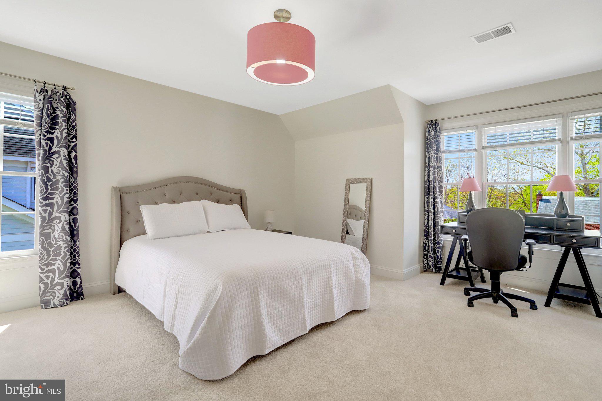 COUNTRY CLUB MANOR - Residential