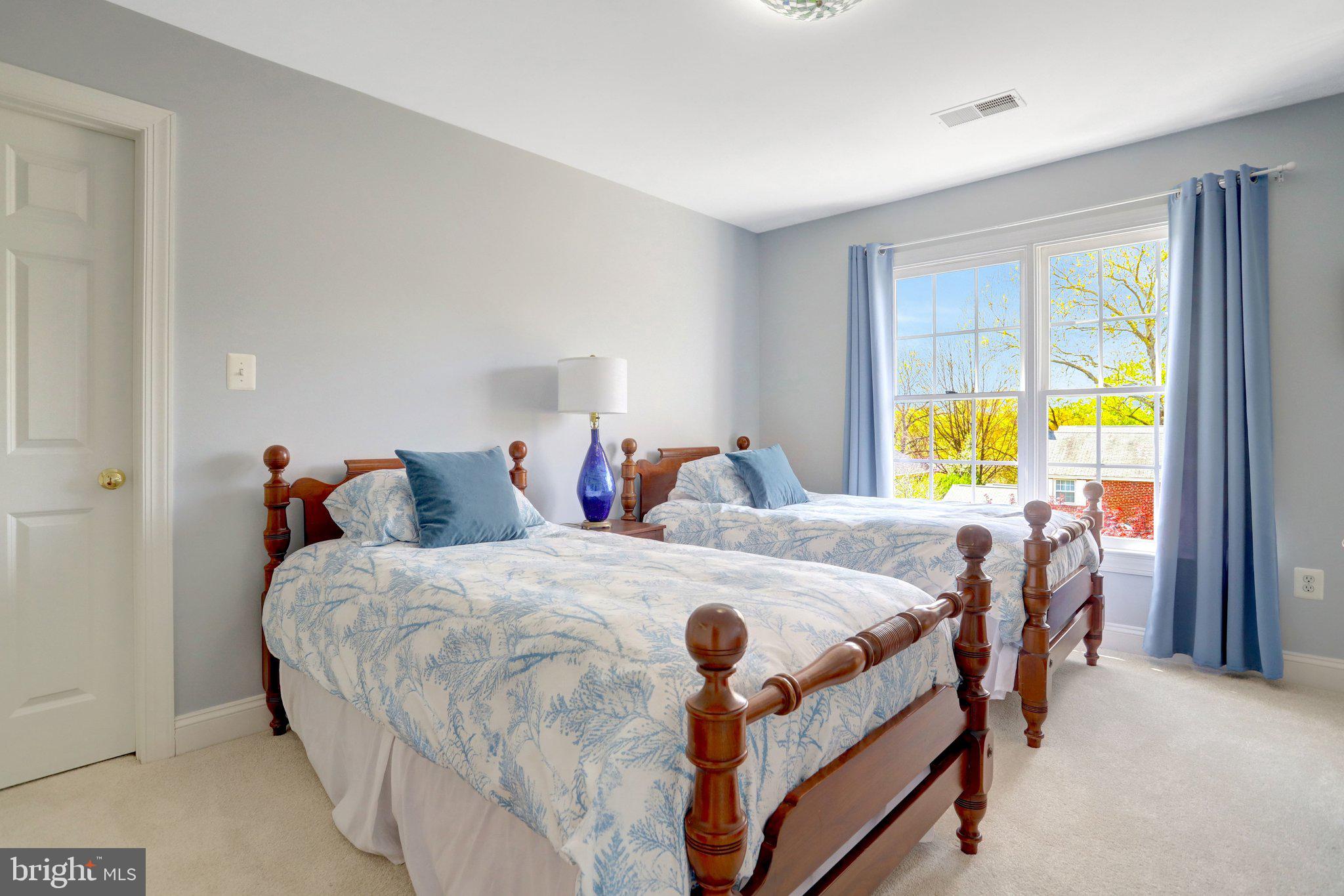 COUNTRY CLUB MANOR - Residential