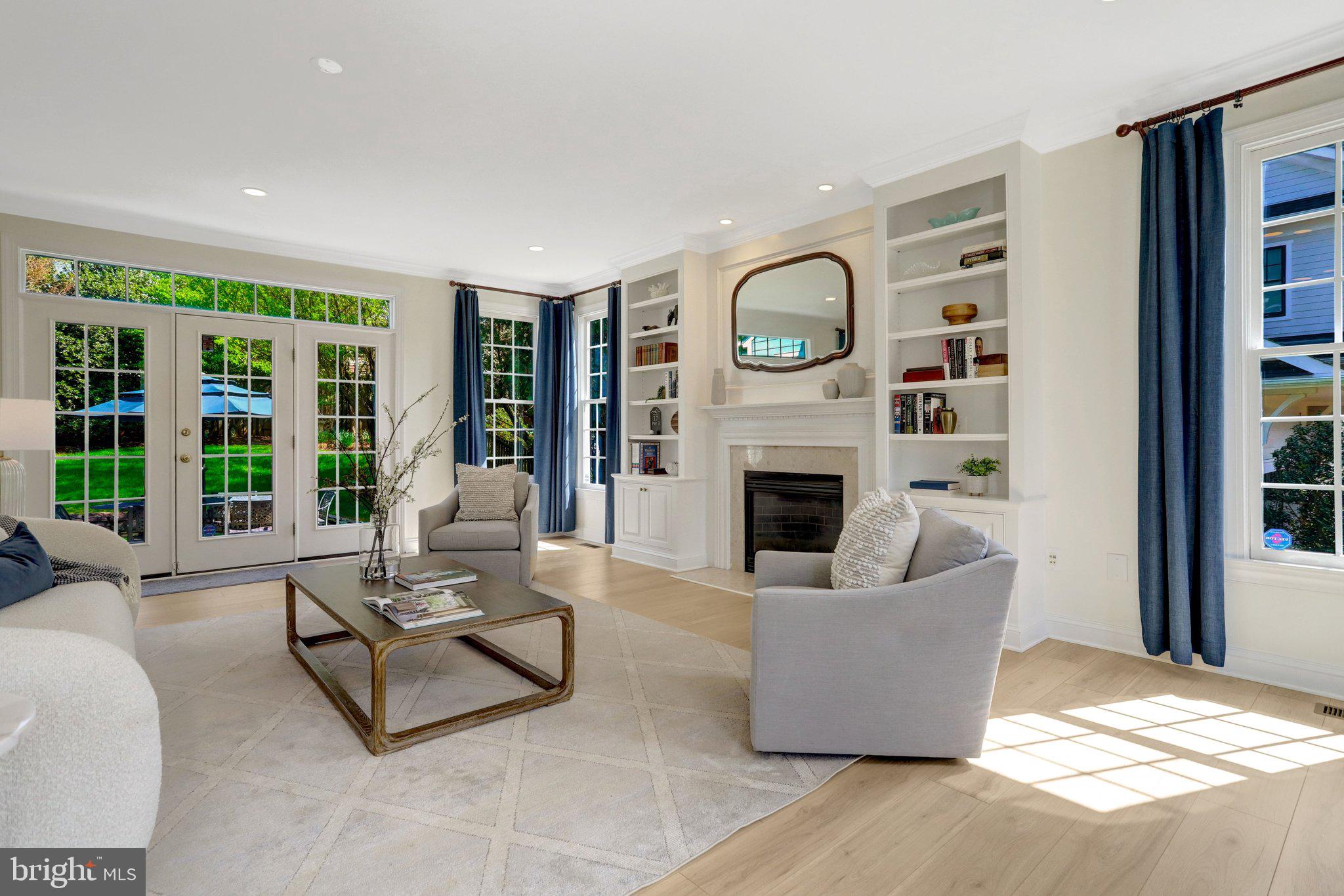 COUNTRY CLUB MANOR - Residential