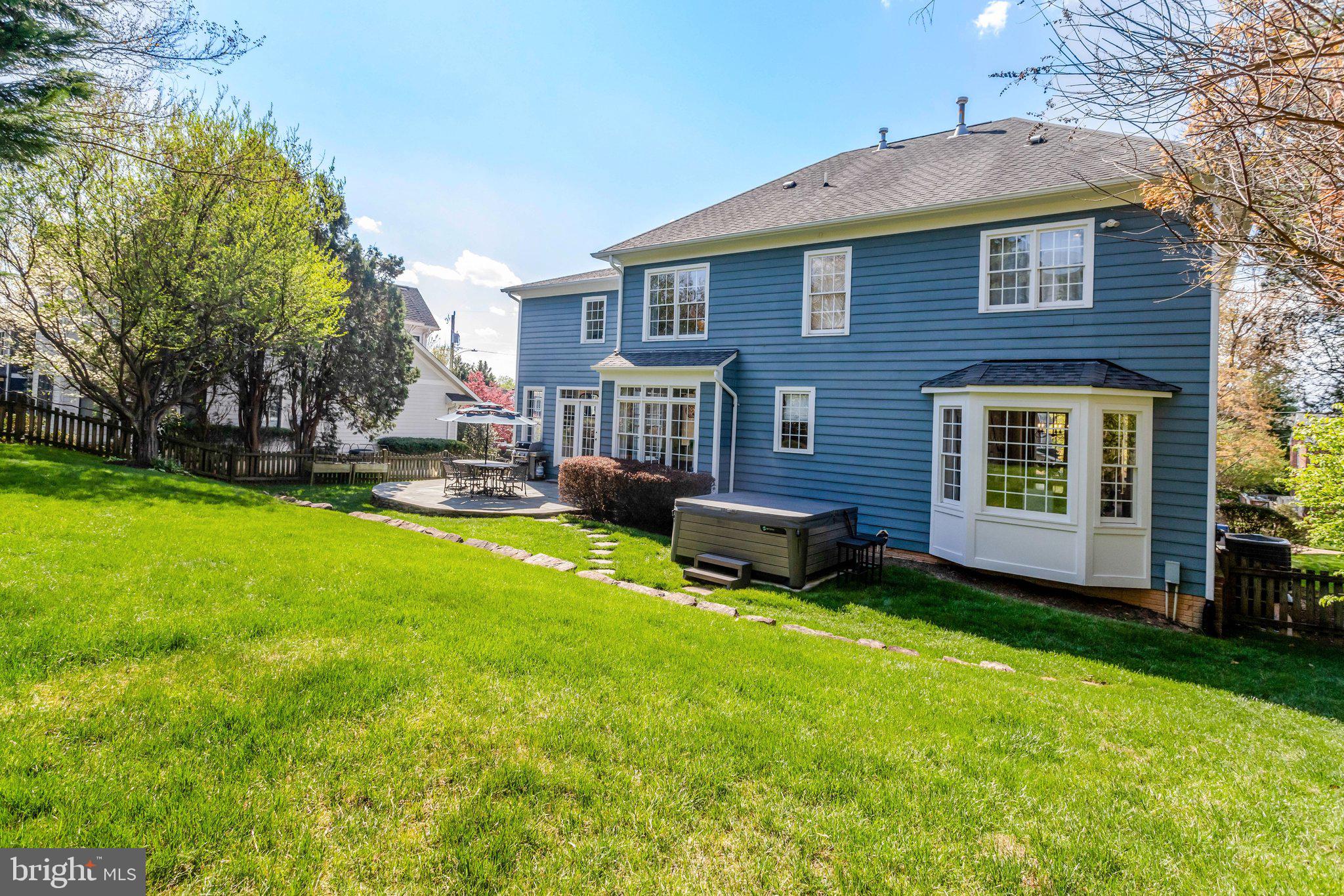 COUNTRY CLUB MANOR - Residential