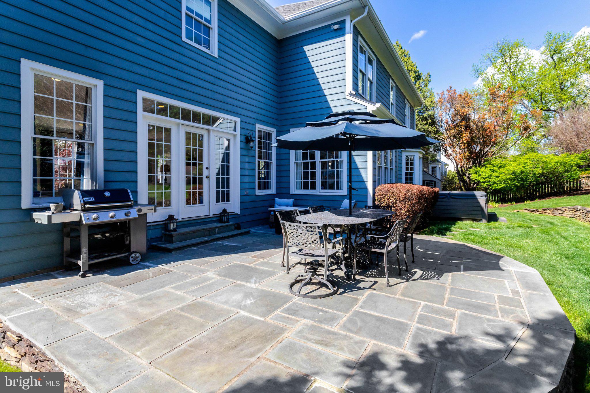 COUNTRY CLUB MANOR - Residential