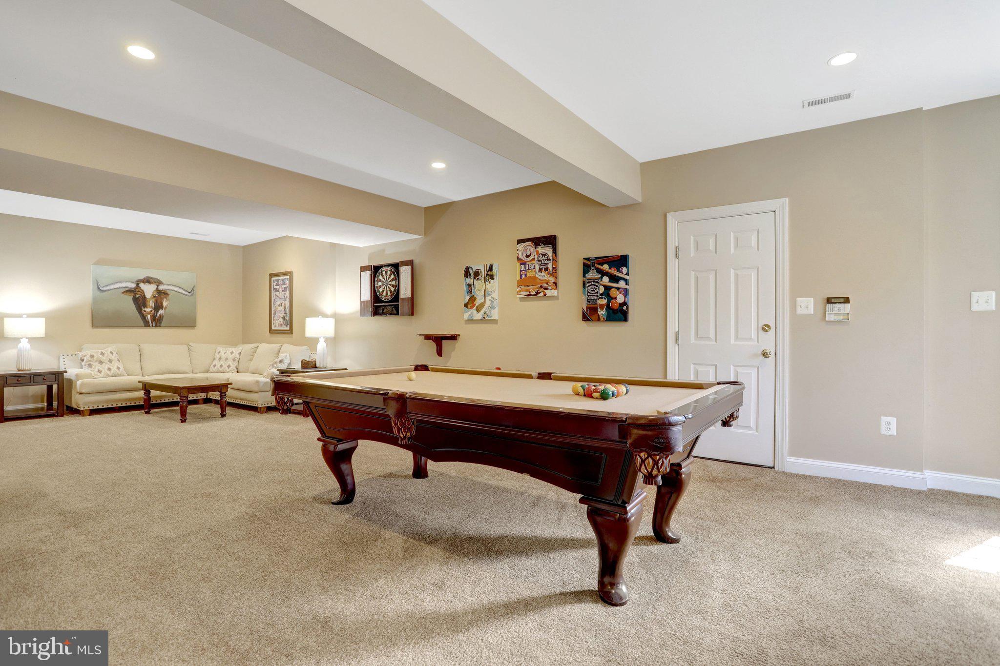 COUNTRY CLUB MANOR - Residential