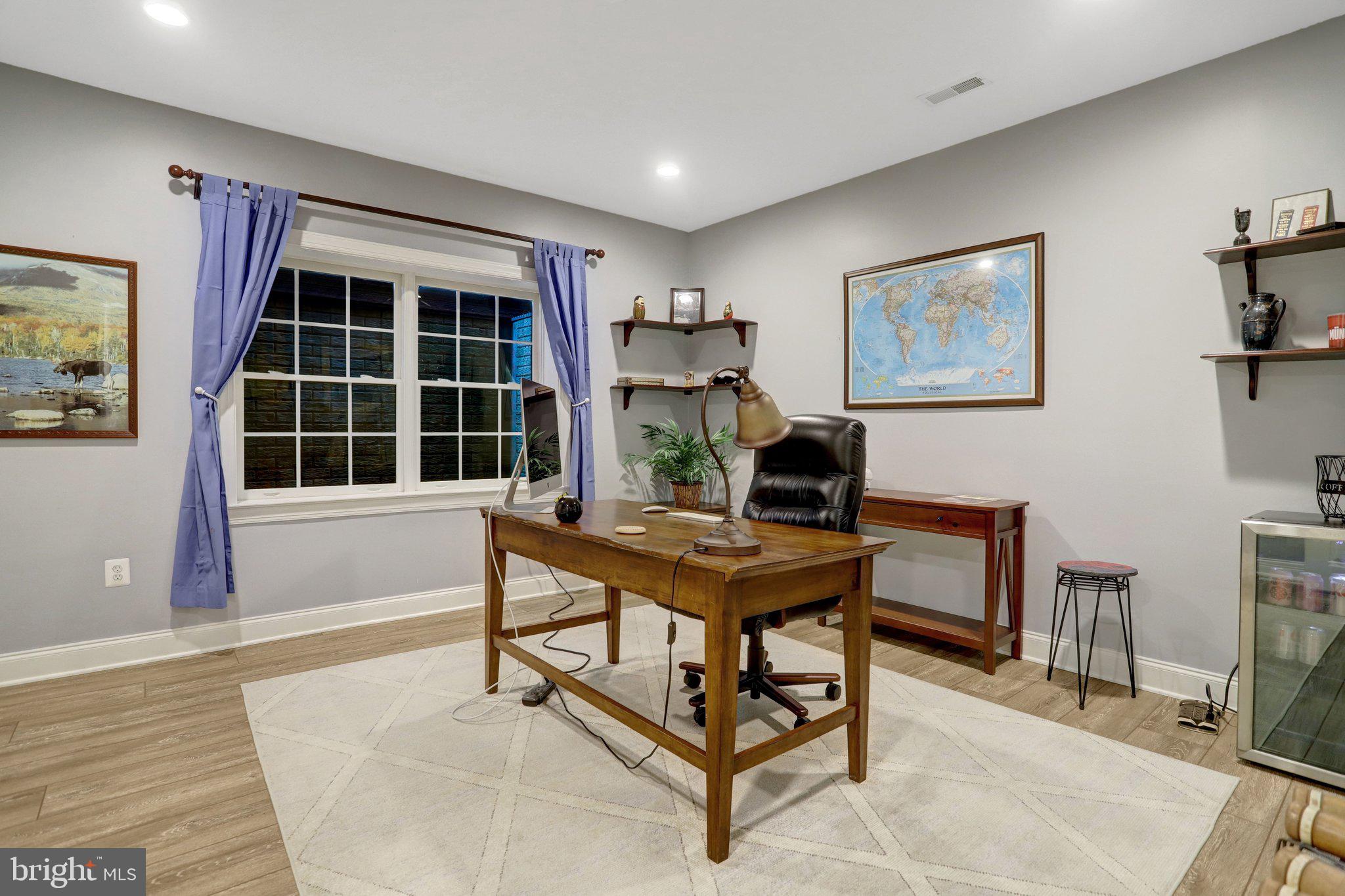 COUNTRY CLUB MANOR - Residential