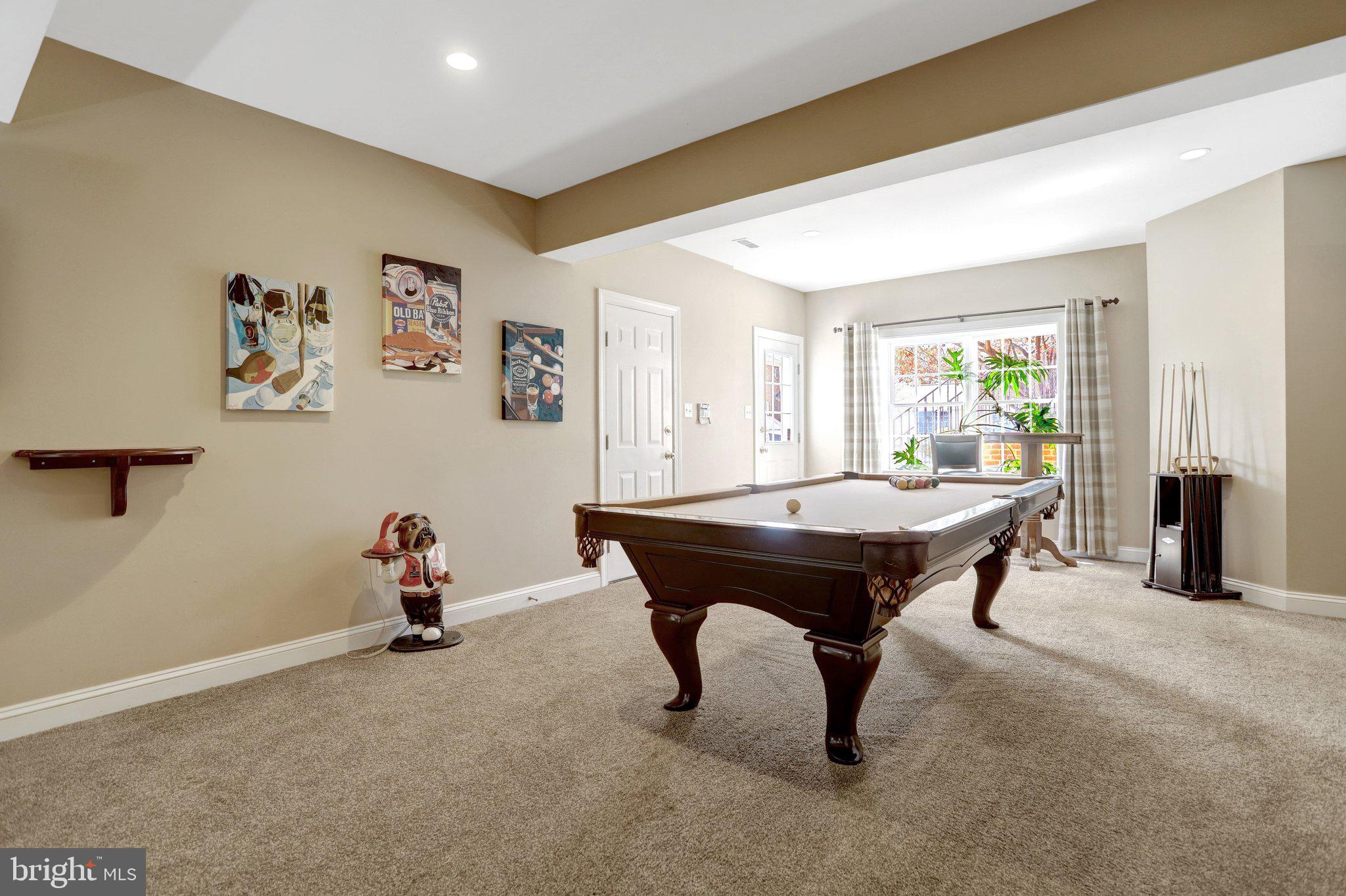 COUNTRY CLUB MANOR - Residential