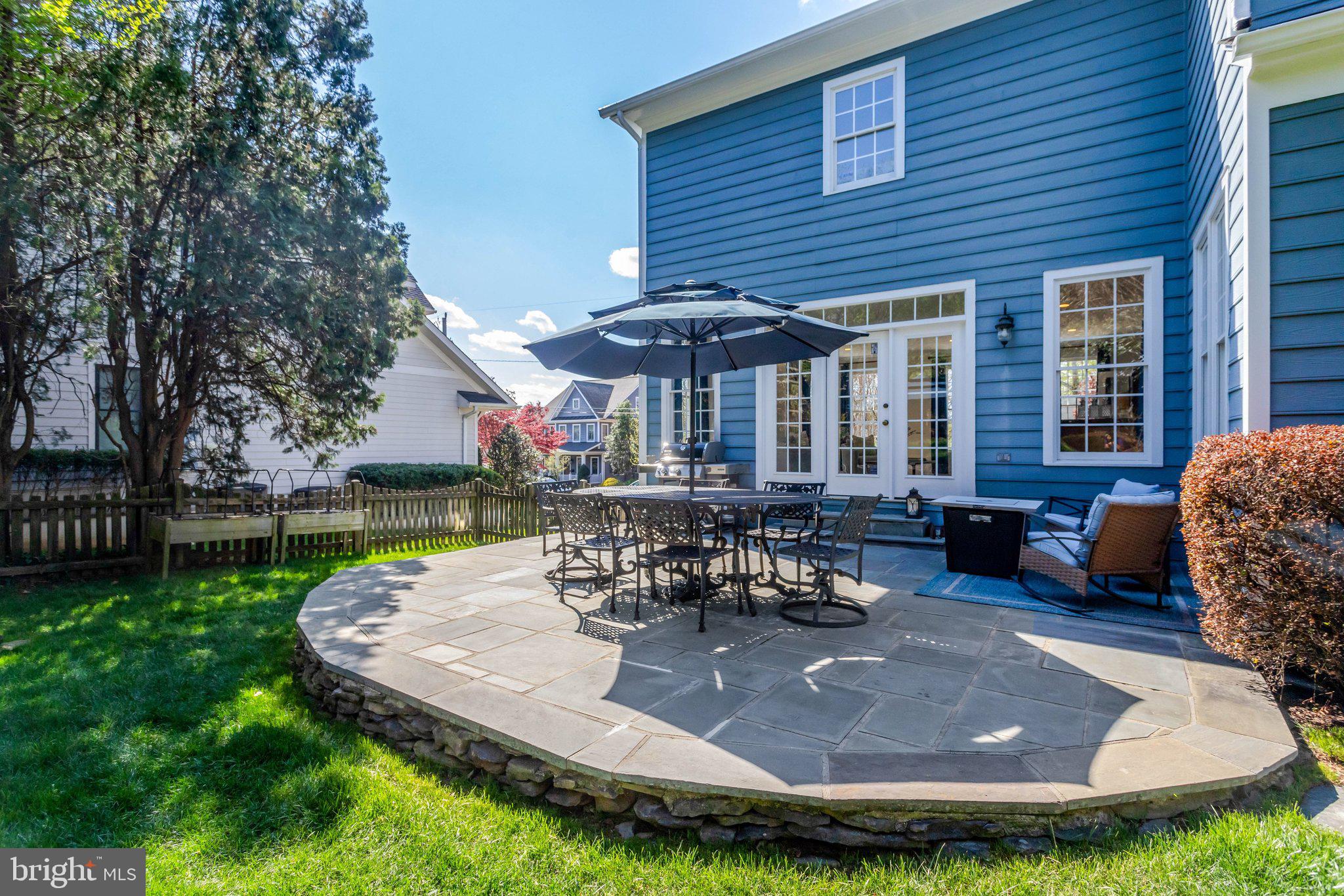 COUNTRY CLUB MANOR - Residential