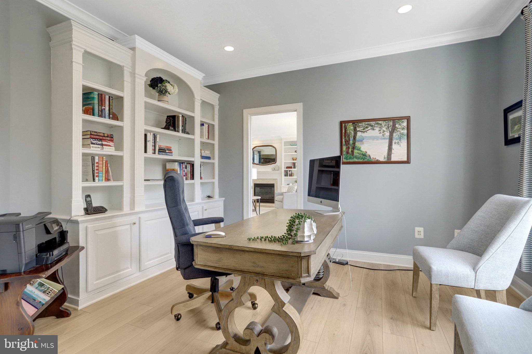 COUNTRY CLUB MANOR - Residential