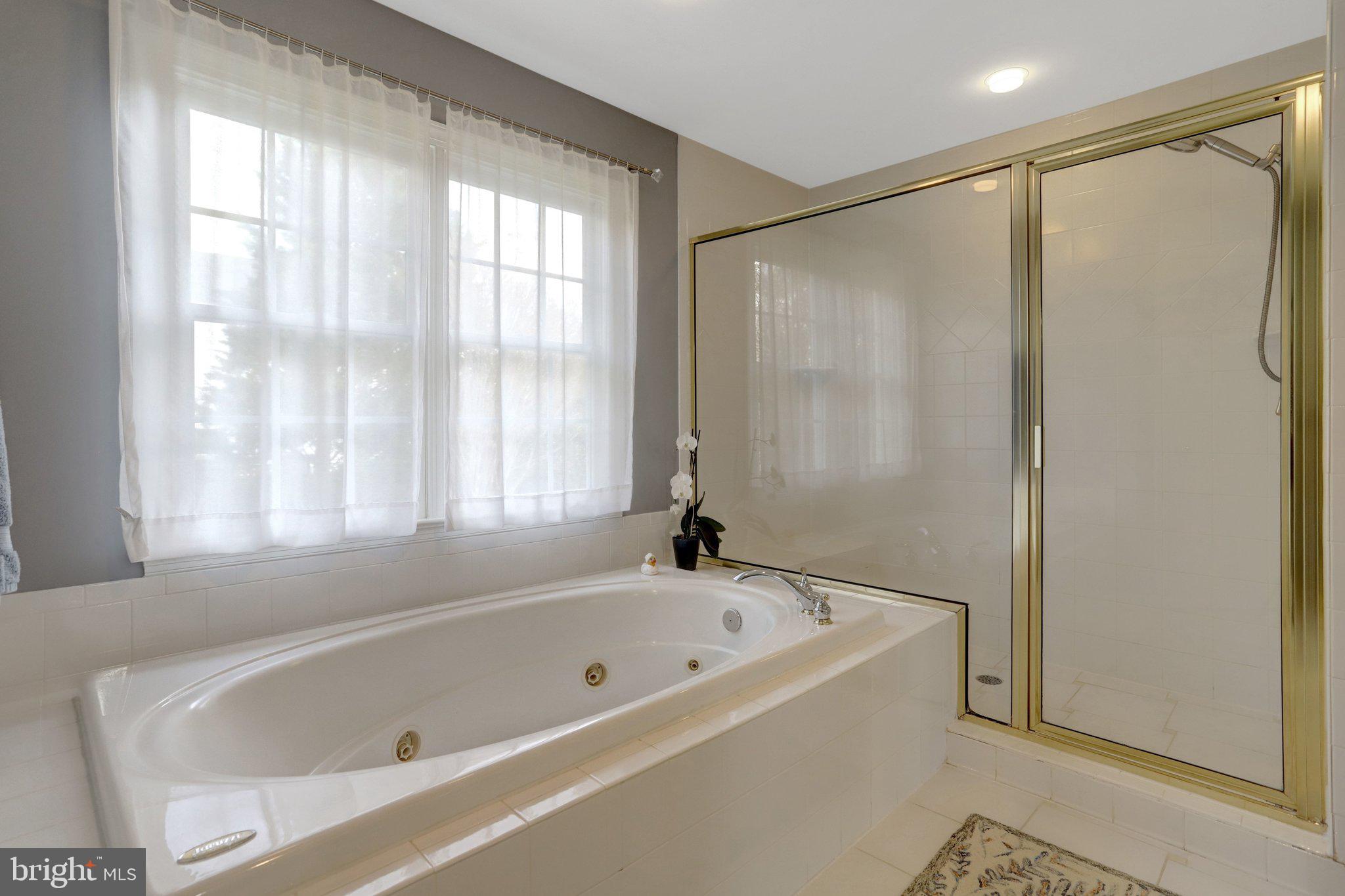 COUNTRY CLUB MANOR - Residential