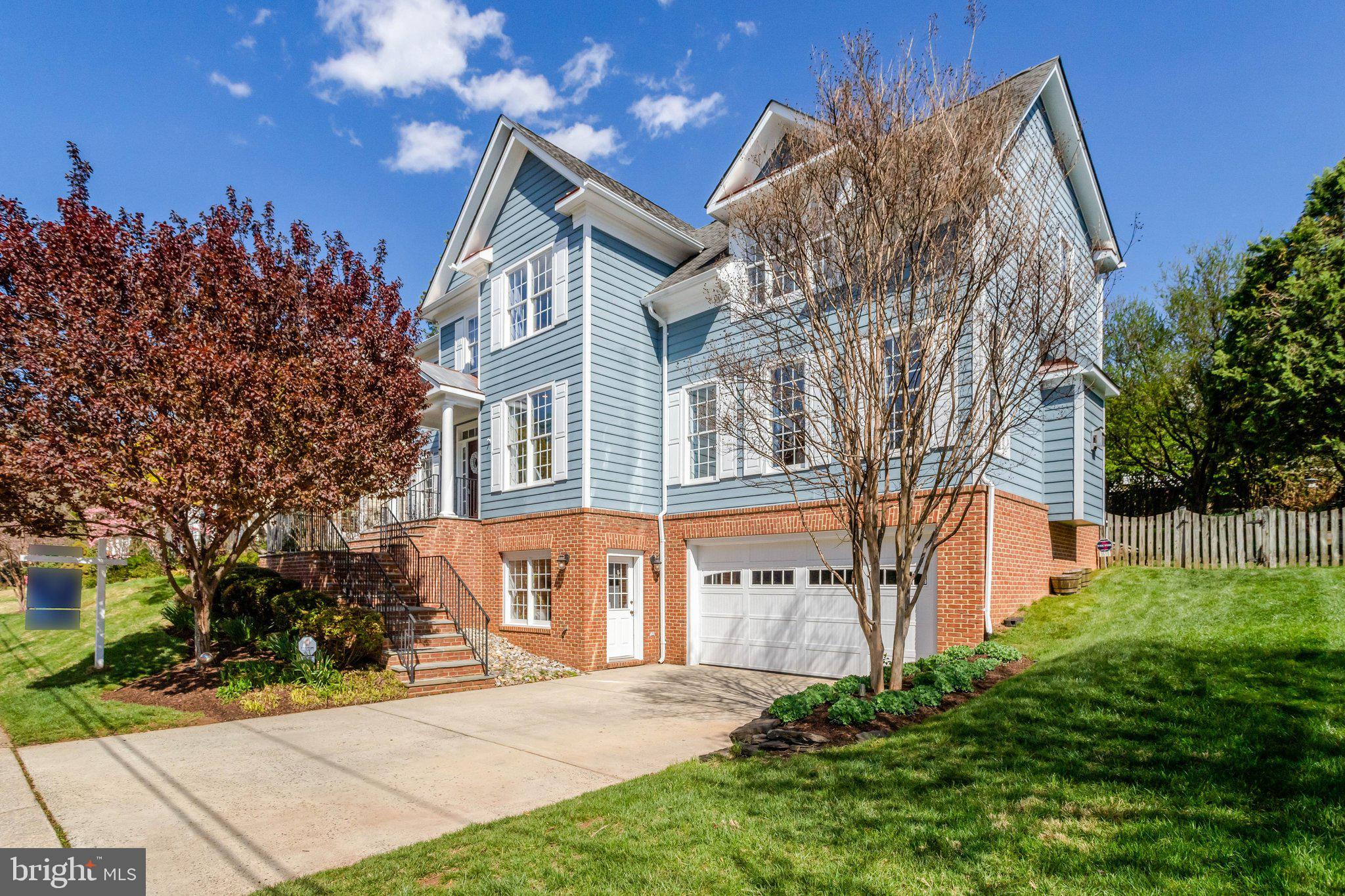 COUNTRY CLUB MANOR - Residential