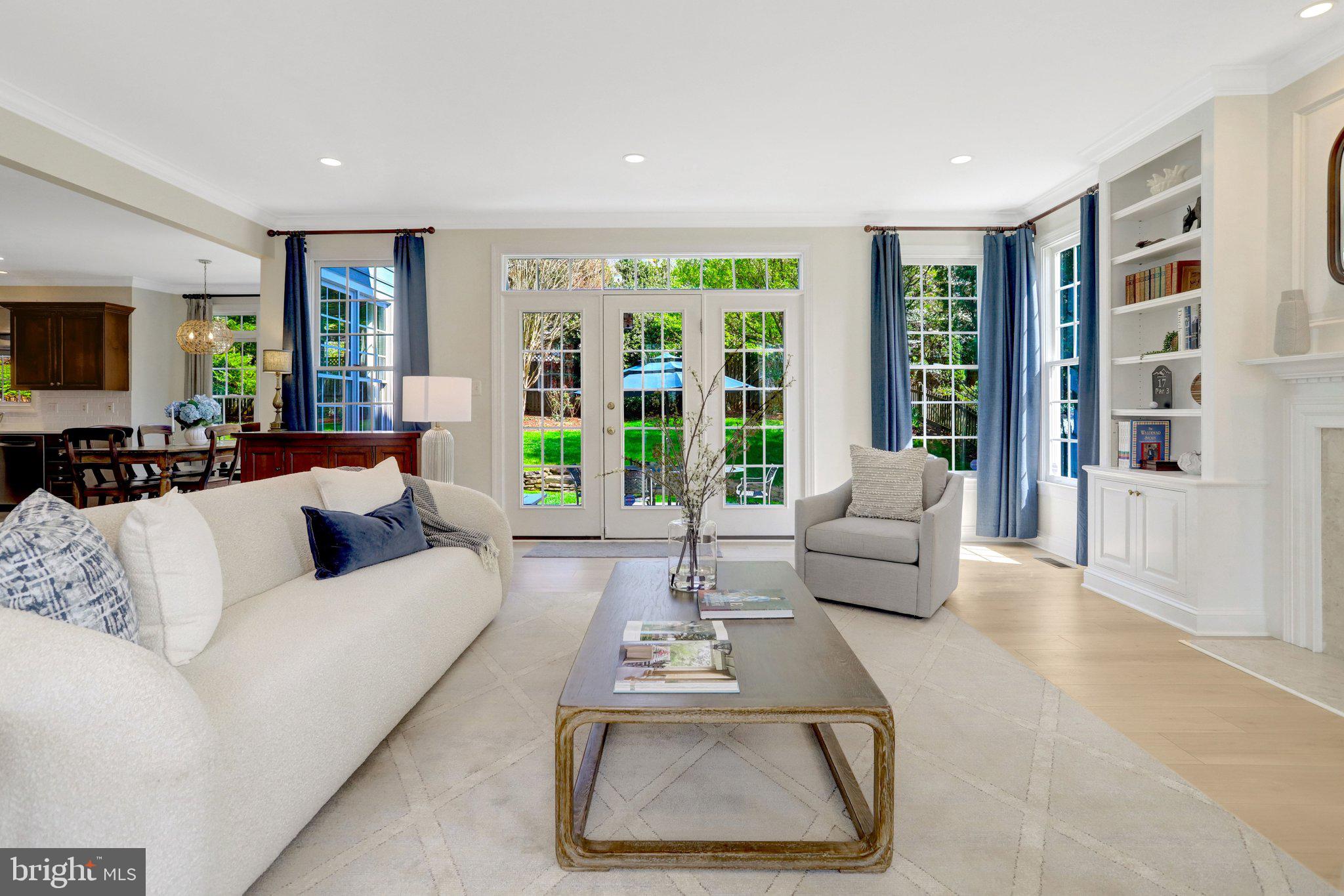 COUNTRY CLUB MANOR - Residential