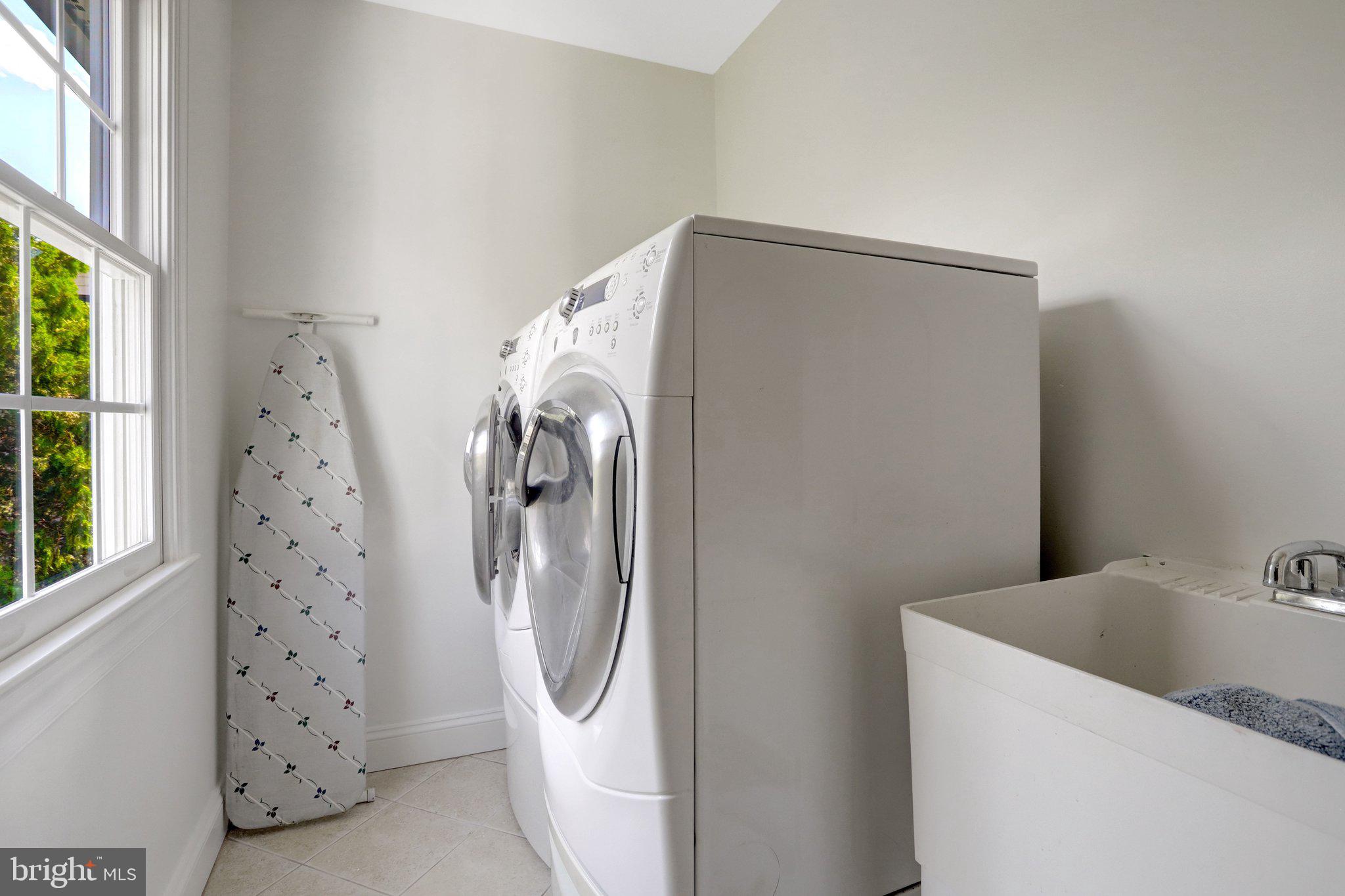 COUNTRY CLUB MANOR - Residential