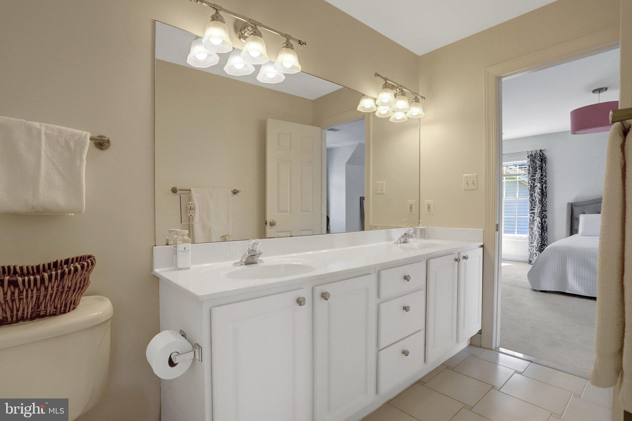 COUNTRY CLUB MANOR - Residential