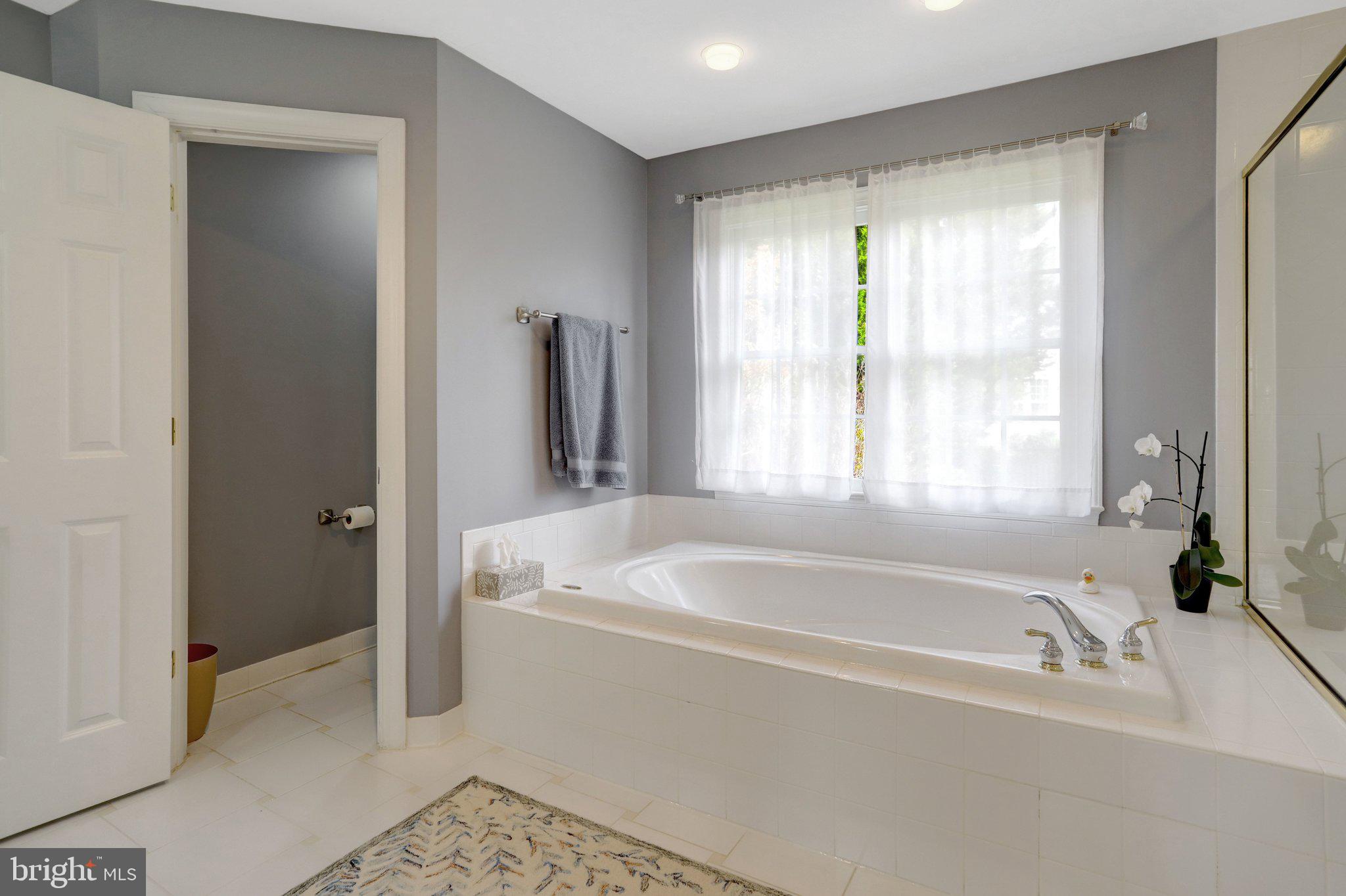 COUNTRY CLUB MANOR - Residential