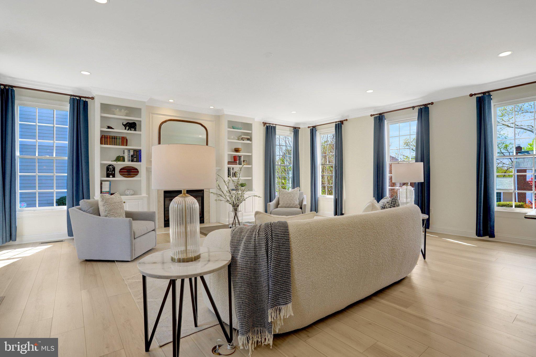 COUNTRY CLUB MANOR - Residential