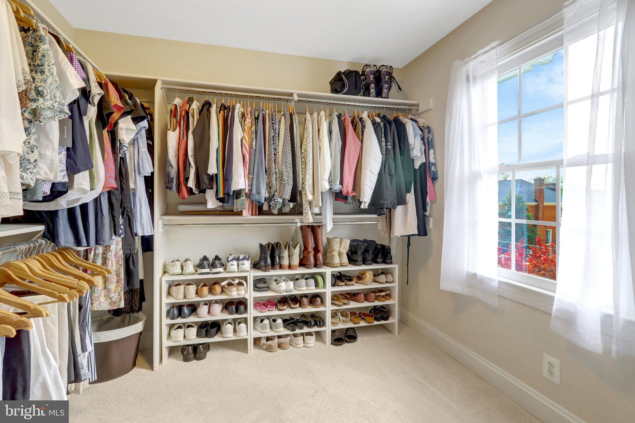 COUNTRY CLUB MANOR - Residential