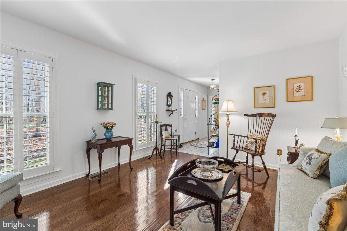 QUEEN ANNE WOODS - Residential