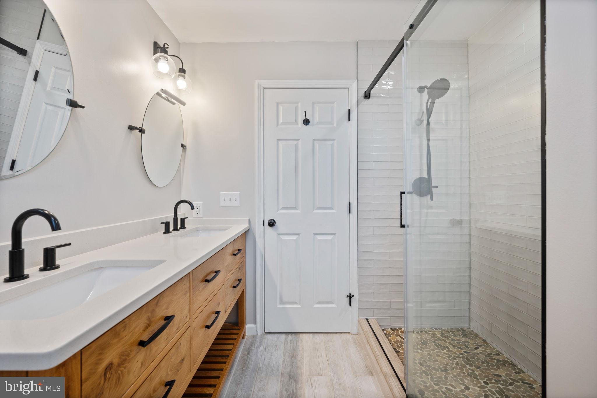 VILLAGE GATE - Residential