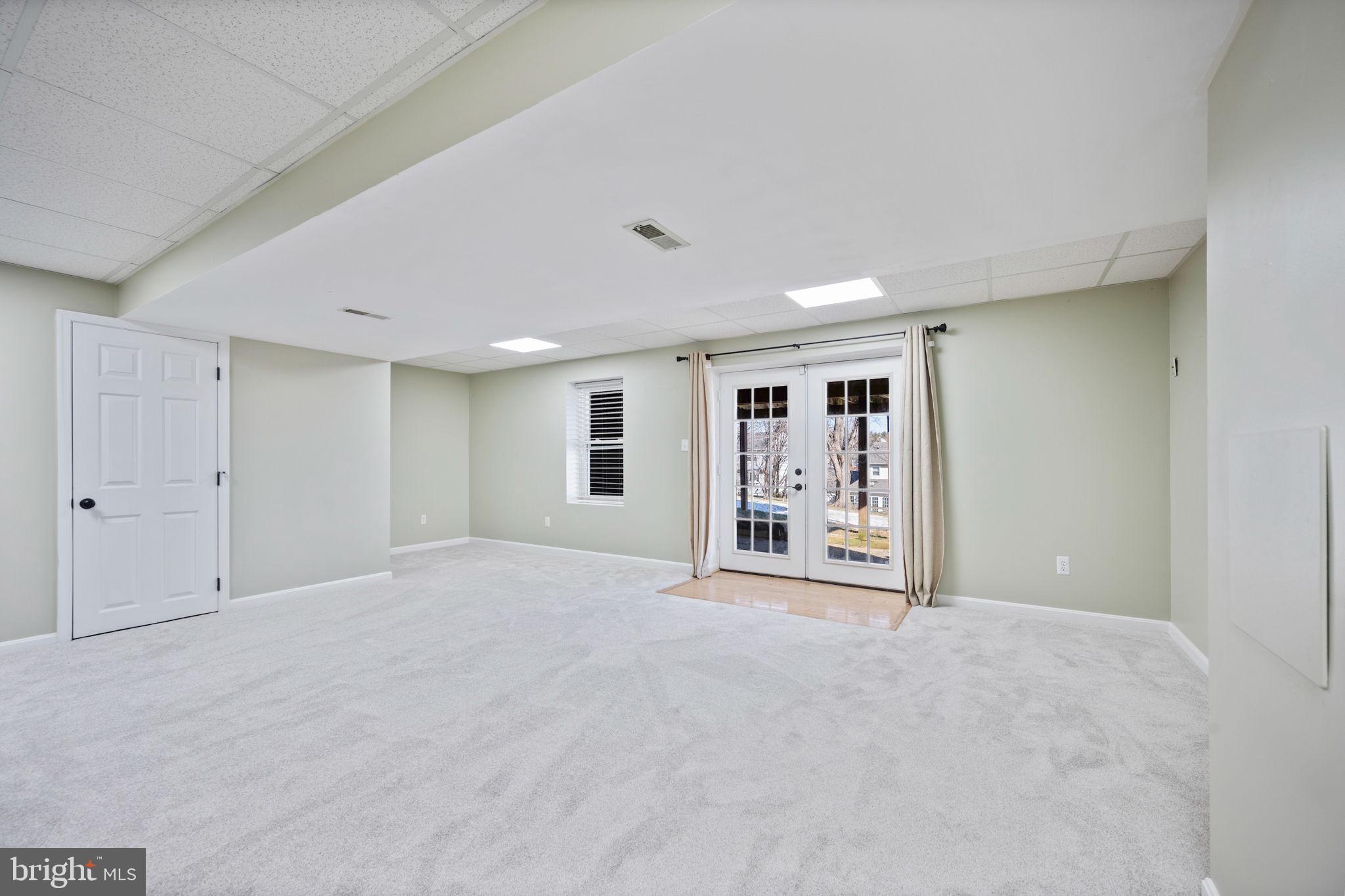 VILLAGE GATE - Residential