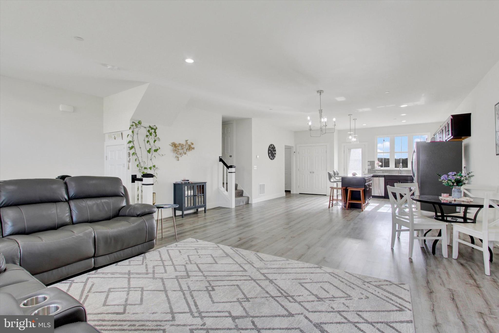 MADISON COURT - Residential