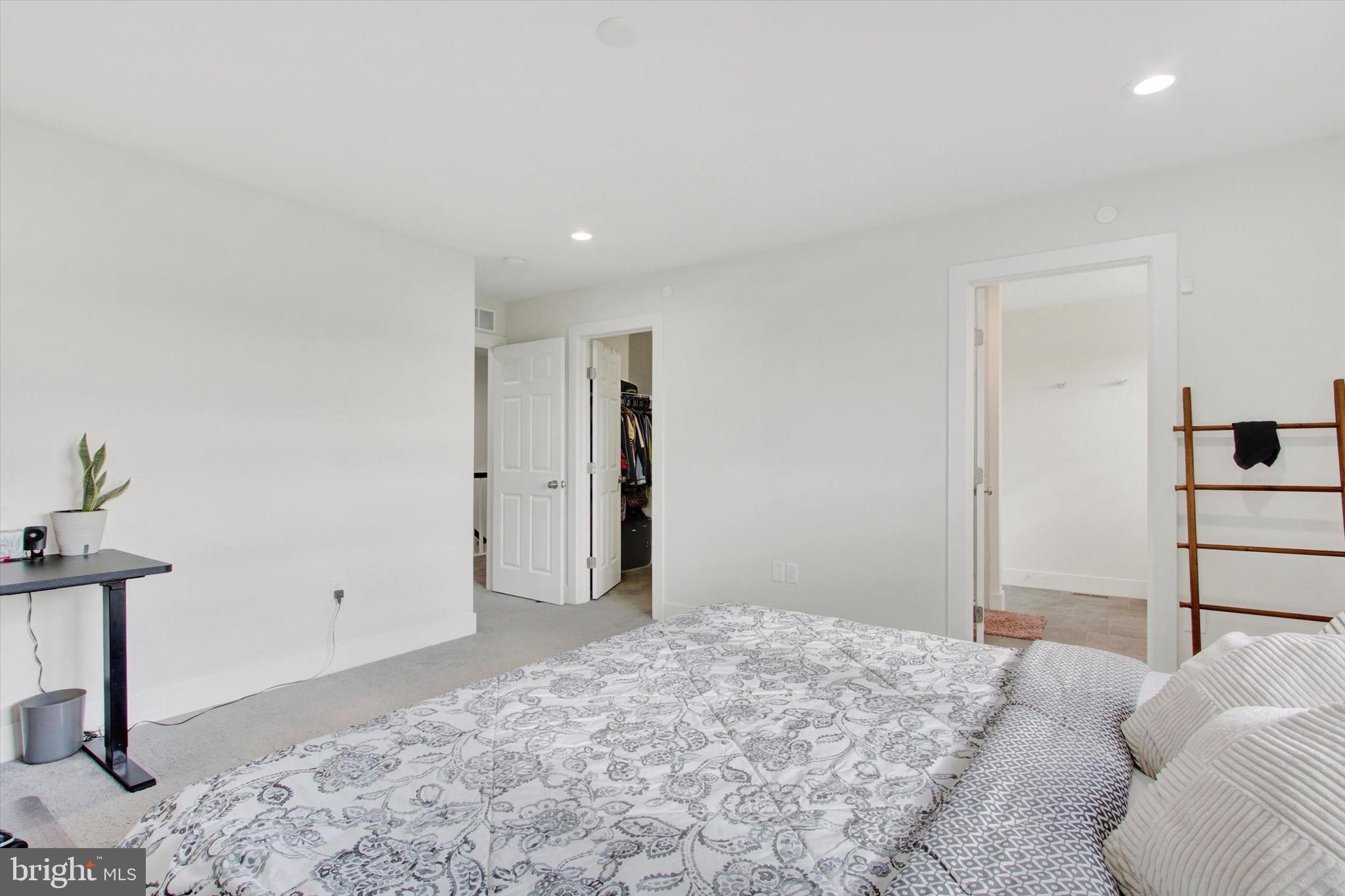 MADISON COURT - Residential