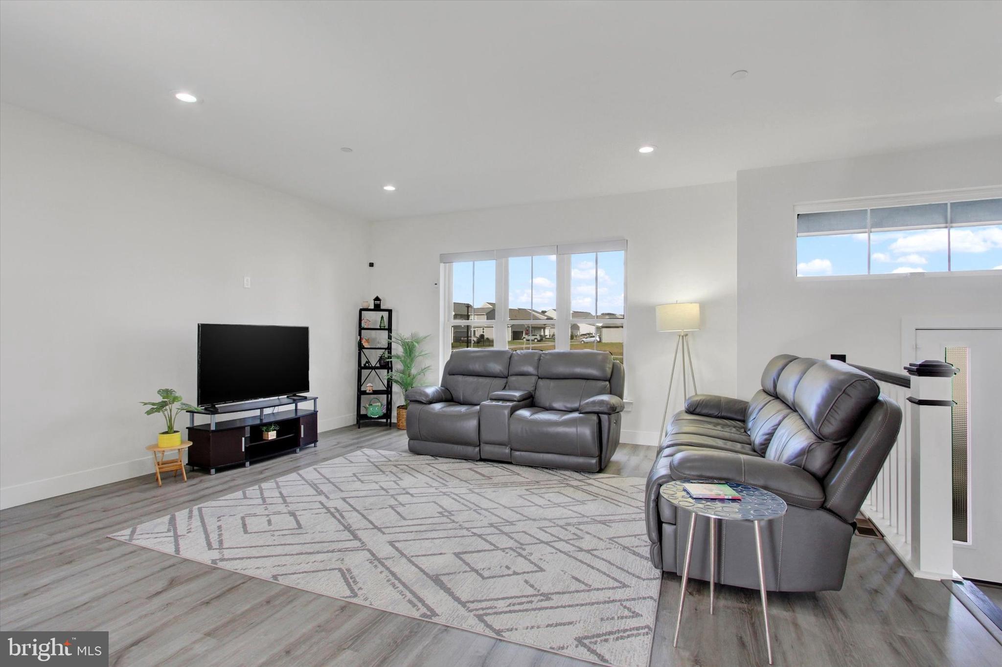 MADISON COURT - Residential