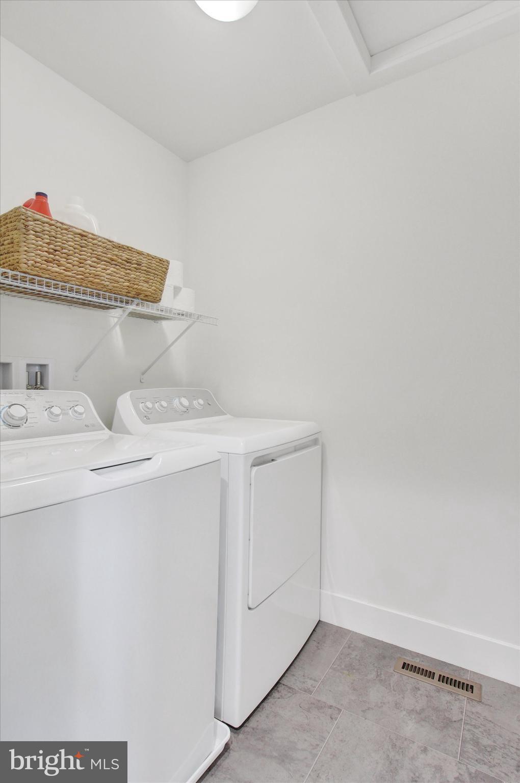 MADISON COURT - Residential